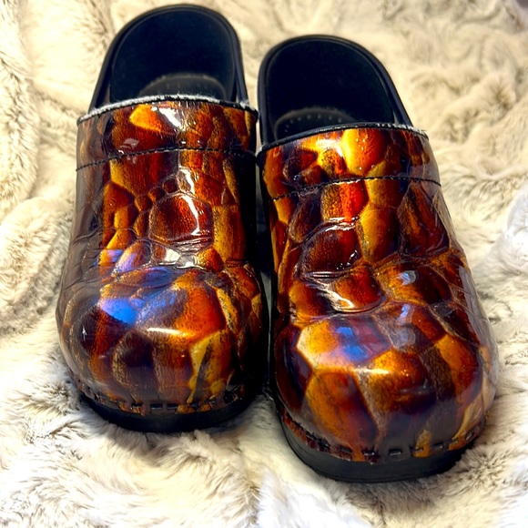 Dansko Professional tigers reptile snake print leather Clogs - Picture 2 of 6